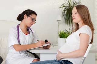 беременная женщина на приеме у лечащего врача