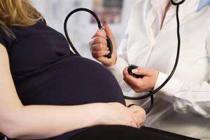 измерение давления у беременной девушки