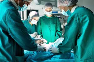 хирурги делают операцию
