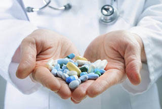 таблетки в руках врача