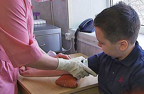 врач берет кровь у ребенка