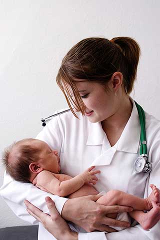 врач и новорожденный