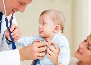 врач слушает сердце у ребёнка