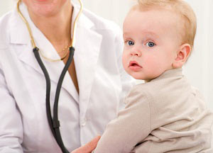 врач смотрит ребенка