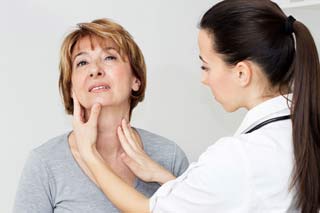 врач смотрит щитовидную железу