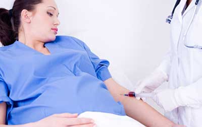 беременная женщина сдаёт кровь